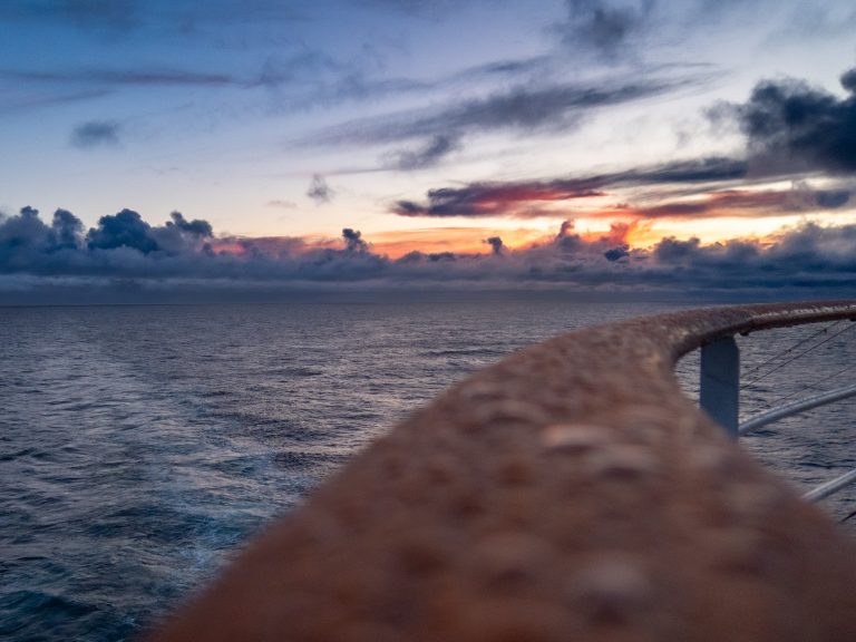 Abendhimmel über dem Meer vom Schiff aus