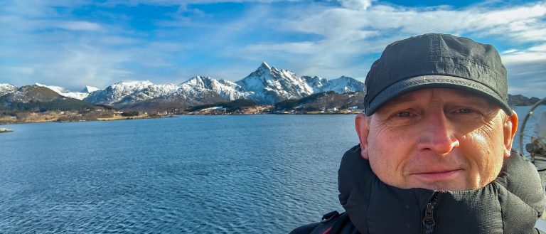 Heiko Schliek vor den Bergen der Lofoten